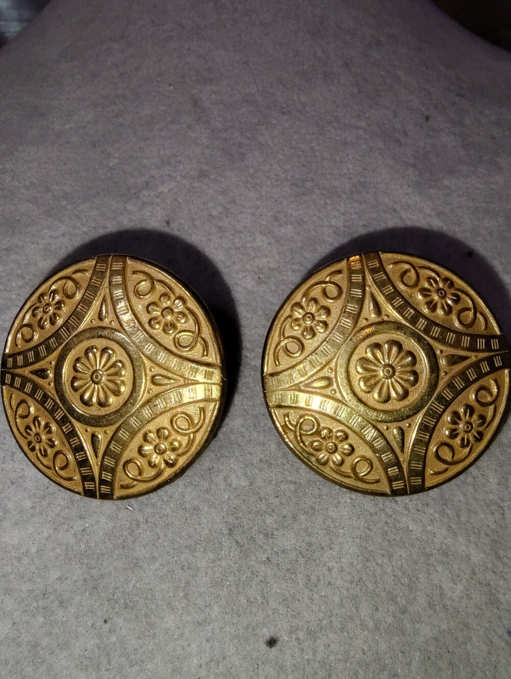 Miriam Haskell Circa 1940s Etruscan Round Gold-tone Screw Earrings 1.4 Inch - Picture 1 of 2
